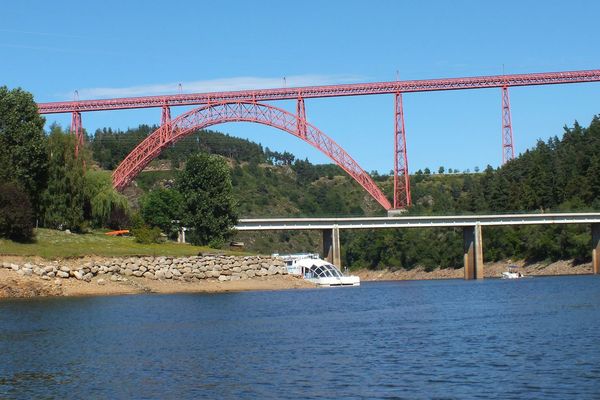 La plage cantalienne de Mallet, sur la retenue d'eau du barrage de Granval près du viaduc de Garabit est interdite à la baignade.