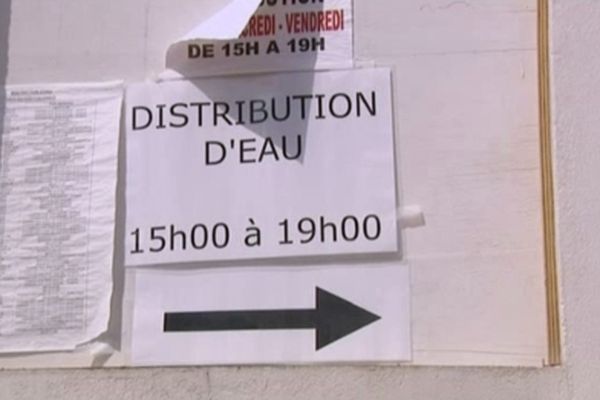 Dans la communauté de communes Caux Vallée de Seine, la distribution d'eau en bouteille de poursuit malgré une légère amélioration de la situation. 