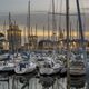 Dans le Vieux Port de La Rochelle, des voiliers sont amarrés.