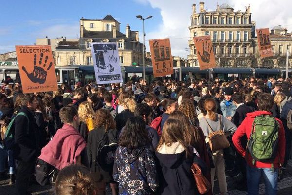 Ils étaient plus de 300 étudiants et lycéens à manifester contre la réforme du baccalauréat place de la Victoire à Bordeaux.