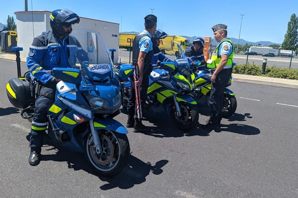 Les forces de l'ordre ont effectué des contrôles vendredi 8 juillet en prévision des départs en vacances au péage de Gerzat, dans le Puy-de-Dôme.