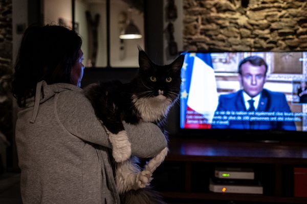 Une téléspectatrice devant les annonces d'Emmanuel Macron, le 16 mars - Photo d'illustration