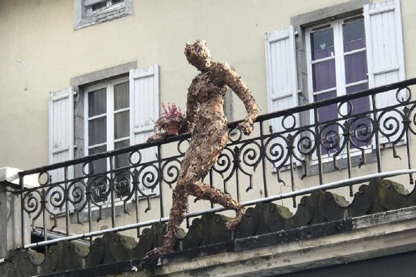 Vous les avez peut-être aperçues : à Aurillac, de mystérieuses silhouettes ont fait leur apparition depuis quelques semaines .