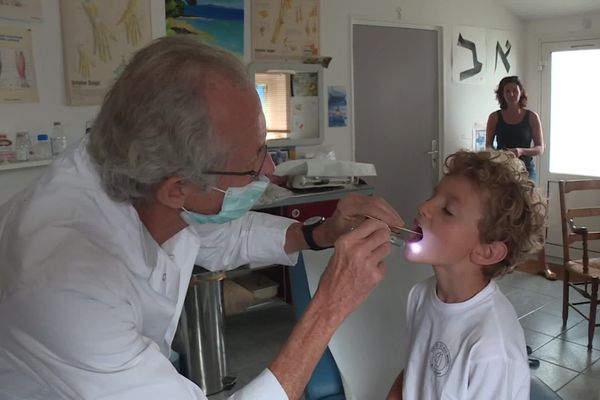 Yves Taveau, seul médecin de l'Ile aux Moines prolonge son activité jusque fin septembre à pour permettre à un successeur de se manifester.