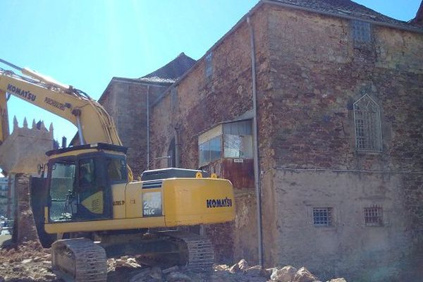 La destruction a débuté mardi matin