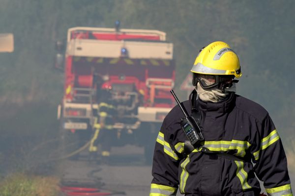 Les sapeur-pompiers du Gard  ont passé toute la nuit sur le terrain et surveillent encore la zone d'incendie ce matin