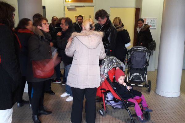 Des résidents d'un immeuble HLM occupent le hall, pour lutter contre les dealers, à Malakoff, dans les Hauts-de-Seine.