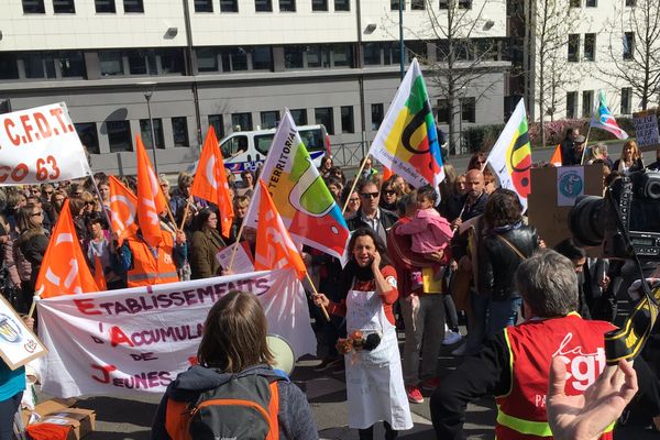 A Clermont Ferrand Et A Aurillac Les Professionnels De La Petite Enfance Manifestent