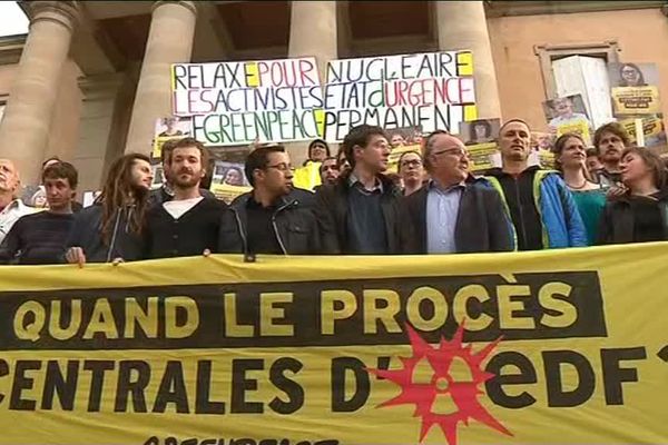 Le procès de 22 membres de Greenpeace a débuté ce jeudi 17 mai, à 9h15 du matin, au tribunal correctionnel de Privas. Les militants sont poursuivis pour leur intrusion dans la centrale nucléaire de Cruas-Meysse (Ardèche), survenue le 28 novembre 2017