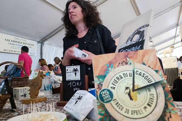 Laurence est bergère à Bastelica. Elle fait partie des exposants d'a fiera di u casgiu de Venaco.