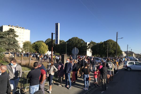 File d'attente au Drive Covid-19, route de Gençay à Poitiers.