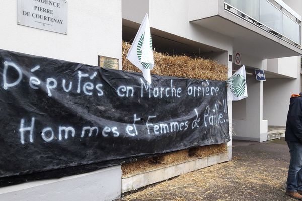 L'action devant la permanence de Perrine Goulet, à Nevers.