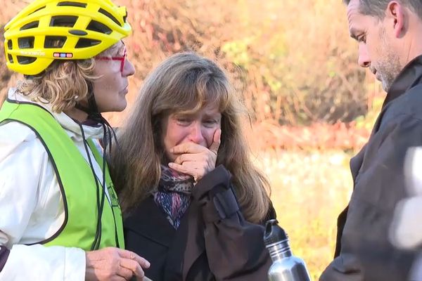 Clémentine Rigal en larmes devant la souche, seule trace restante du tilleul centenaire