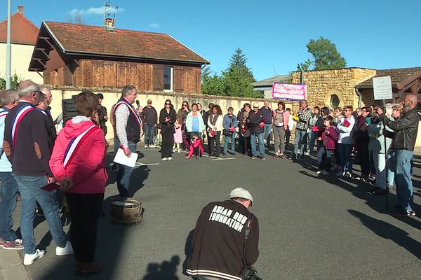 Les élus et les habitants se sont rassemblés pour manifester leur colère à Melay (Saône-et-Loire).