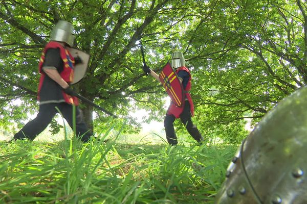 Pendant une semaine, des passionnés s'entraînent au combat médiéval à Lascaux en Corrèze