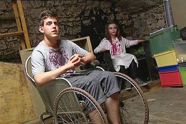 Ce film de zombies est intitulé Frissons. Il raconte l'histoire d'une bande d'adolescents, qui se retrouve envoyés dans un autre monde, peuplé de mort-vivants.