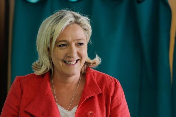 La présidente du Front national Marine Le Pen vote pour les élections européennes à Hénin-Beaumont (Nord), le 25 mai 2014. 