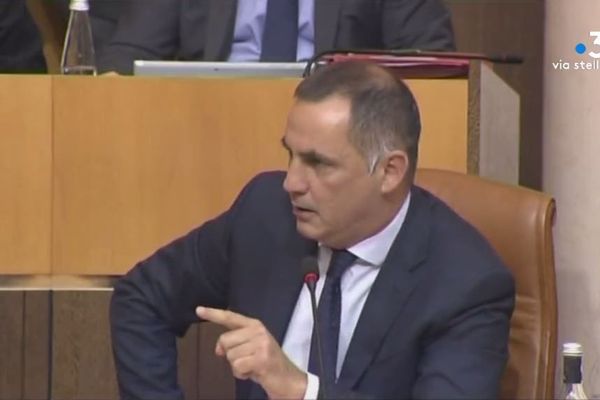 Ce jeudi 23 mai, à l’Assemblée de Corse, Gilles Simeoni, président du Conseil exécutif de Corse a attaqué l’attitude de l’État