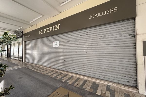 Le rideau de fer est baissé depuis plusieurs mois pour la bijouterie Pépin située rue Royale à Orléans.