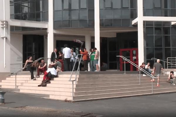 Devant l'Hôtel de Police de Reims le 1er mai 2024, une vingtaine de personnes se sont rassemblées pour soutenir l'étudiante de Sciences po placée en garde à vue.