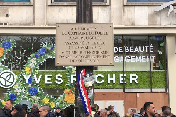 Des policiers se sont rassemblés autour de la plaque dédiée à Xavier Jugelé ce mercredi 20 mars. 