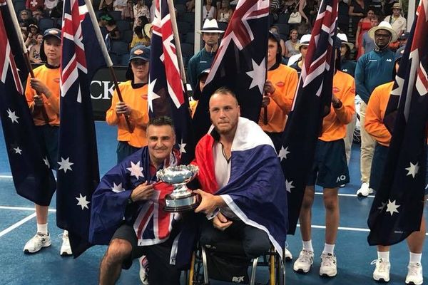 Stéphane Houdet (à gauche) et le mosellan Nicolas Peiffer à l'issue de leur victoire en finale de l'Open d'Australie, vendredi 26 janvier 2018.