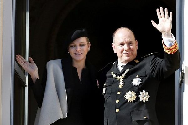 La princesse Charlène et le prince Albert au balcon du Palais princier lors de la fête nationale monégasque - 19/11/2014