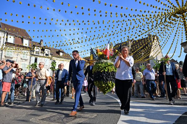 Le Biou, immense grappe bénie sillonne la ville, une cérémonie pour protéger les vendanges à venir.