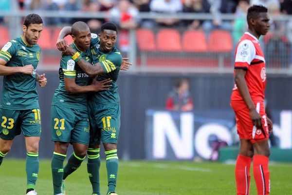 Johan Audel est félicité pour l'ouverture du score face à Valenciennes, le 20 avril 2014.