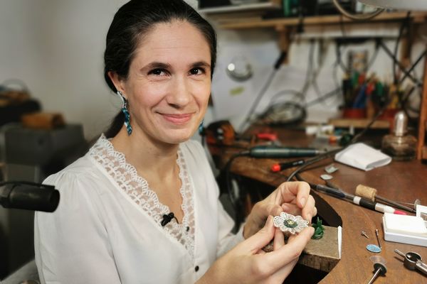 Installée depuis bientôt 3 ans à Auray, Alix Dumas confectionne des bijoux de luxe à partir de pierres et de métaux précieux.