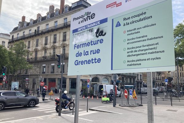 La rue Grenette en plein centre de Lyon est désormais fermée à la circulation automobile.