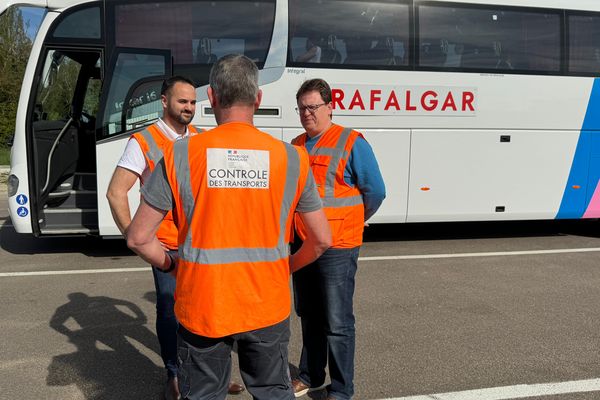 Les contrôles se sont déroulés à la pause méridienne samedi 13 avril sur l'aire de Beaune-Tailly sur l'autoroute A6 (les contrôleurs de la Dréal, ici devant un autocar britannique contrôlé)