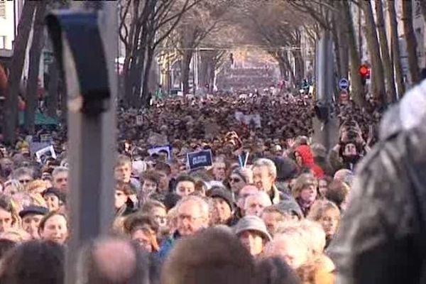 Plus de 300 000 personnes ! On ne peut voir la fin du cortège !