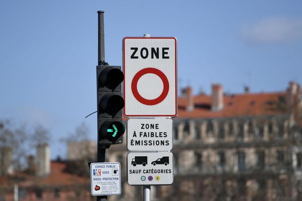 Les ZFE-m "Zone à Faible Émissions-mobilité" vont apparaitre dans les centres de 33 agglomérations françaises, les véhicules de "collection" n'en seront pas exclus