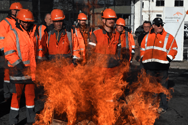 Au lendemain de l'annonce de la fermeture du site de Denain, les salariés d'ArcelorMittal de plusieurs sites des Hauts-de-France convergent vers Denain (Nord).