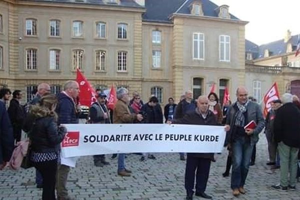 Une trentaine de personnes ont manifesté en soutien au peuple kurde jeudi 10 octobre devant la préfecture à Metz. 