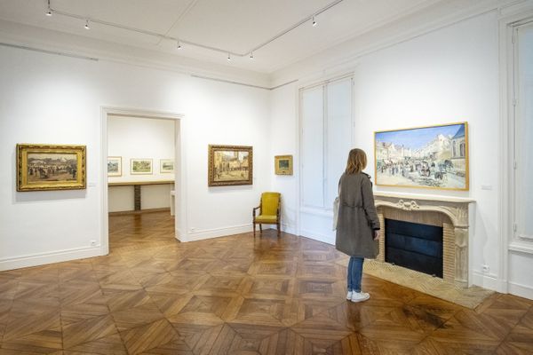 Une visiteuse regarde un tableau au musée Camille Pissaro de Pontoise (Val-d'Oise)