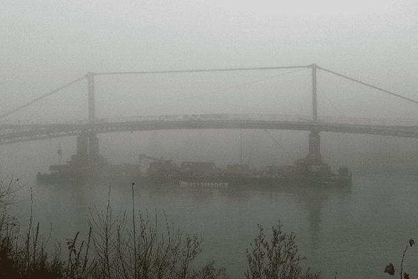 13/12/13 - Pose de la passerelle de la Paix dans le brouillard