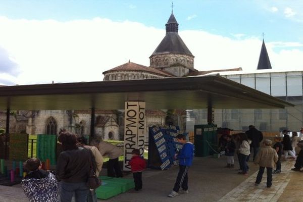 Ambiance "fête foraine" avec Les baraques à mots : des animations où le public est invité à tester son adresse, sa force, et son goût des mots