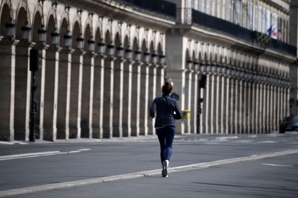 Les autorités déplorent encore trop de personnes dans les rues à Paris en pleine crise du coronavirus.