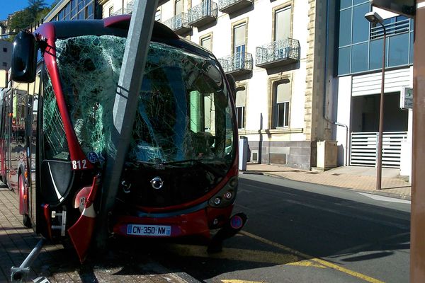 En quittant son arrêt place Allard à Royat (63) le bus de la T2C a percuté un poteau