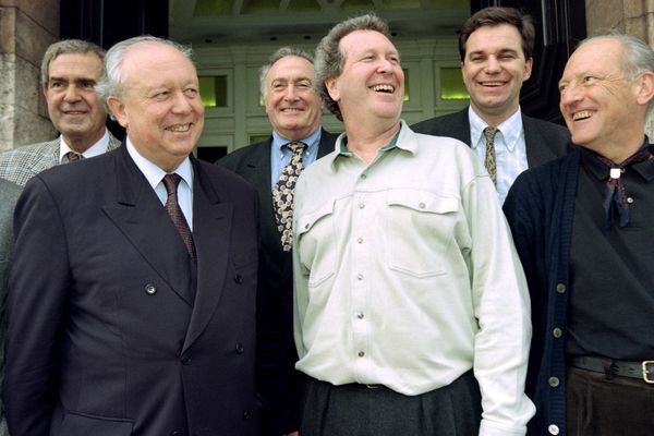 Jean-Claude Gaudin et Robert Louis-Dreyfus en 1996 devant la mairie de Marseille.