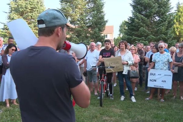 L'immeuble de la discorde : une barre construite dans leurs jardins pour répondre à la croissante demande de logement