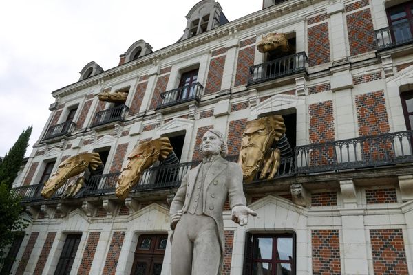 La statue de Jean-Eugène Robert-Houdin, devant la Maison de la magie qui lui est dédiée