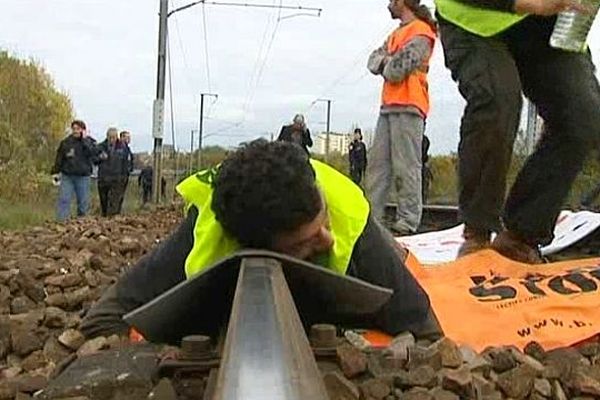 Le blocage du train par les militants en novembre 2010