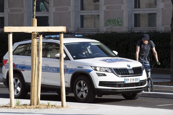 Une patrouille de police dans le centre-ville de Grenoble, quasiment désert pendant le confinement.