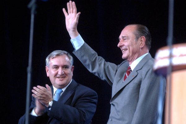 2002. Jacques Chirac est accueilli par Jean-Pierre Rafarin, alors président du Conseil Régional du Poitou-Charentes.