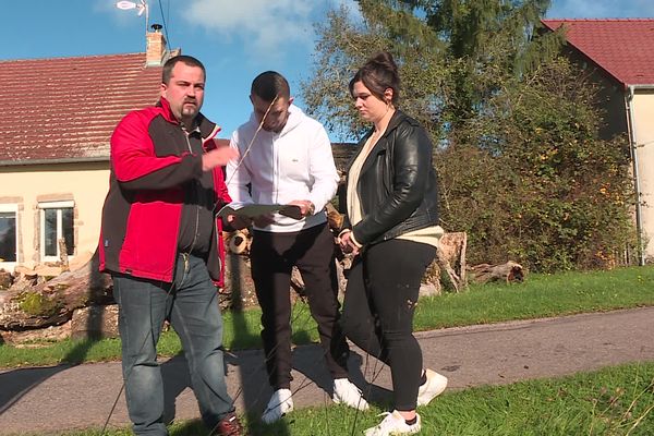 Quentin Guenot, maire de Liernais, est venu accueillir le jeune couple.