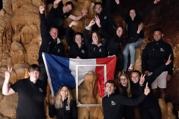 L'équipe du gouffre de Cabrespine, dans l'Aude, a célébré la victoire des Bleus autour de cette coupe de calcite.