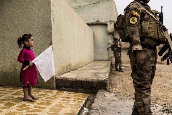 2 novembre 2016, Gogjali, Mossoul-Est. Pendant que les hommes du premier bataillon de l’ISOF 1 du colonel Mohaned sécurisent les ruelles du quartier, une petite fille sort de chez elle à la rencontre des soldats, un drapeau blanc à la main